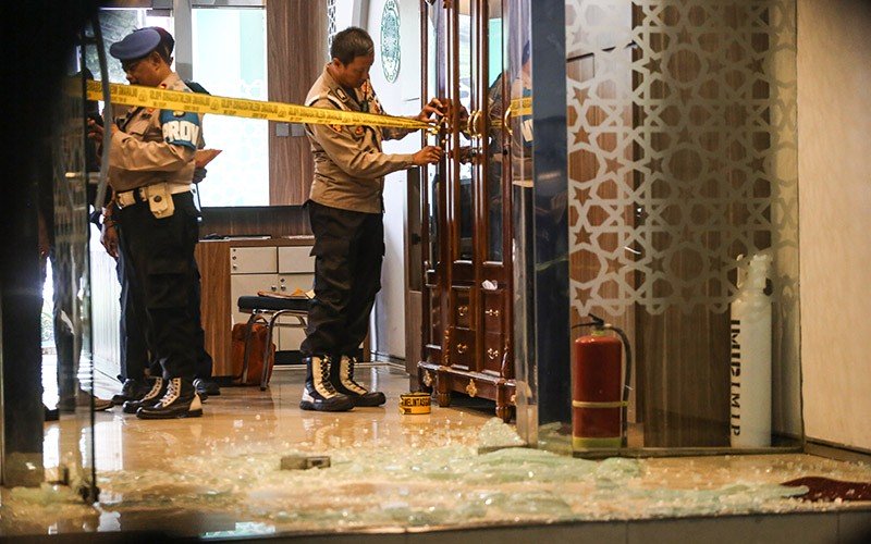 Penembakan Kantor MUI, Kaca-Kaca Berhamburan